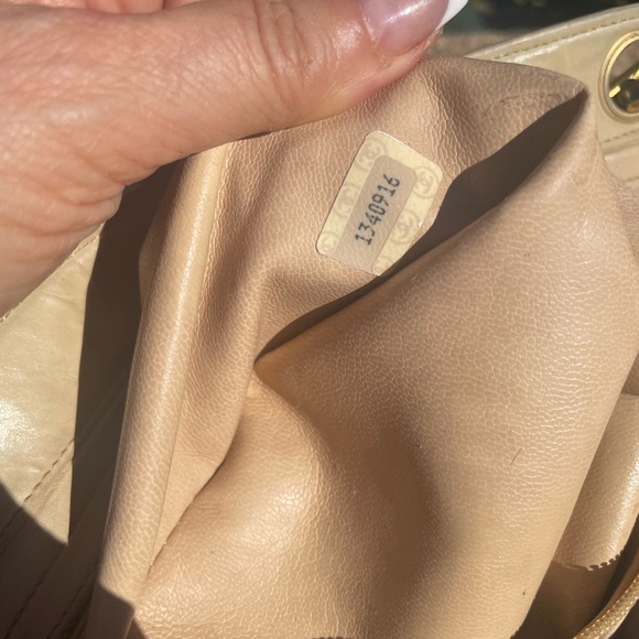 CHANEL Beige Quilted Shoulder Bag with Gold Chain - Picture 8 of 16